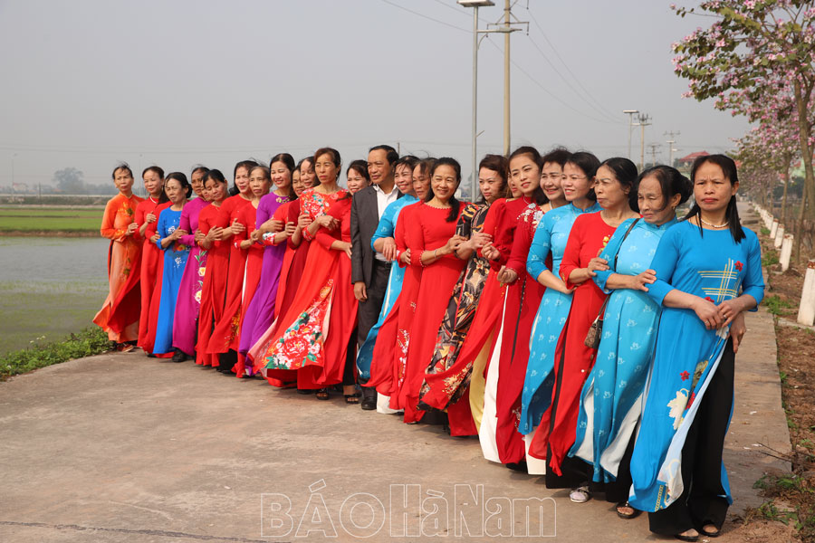 Tôn vinh vẻ đẹp của áo dài Việt Nam