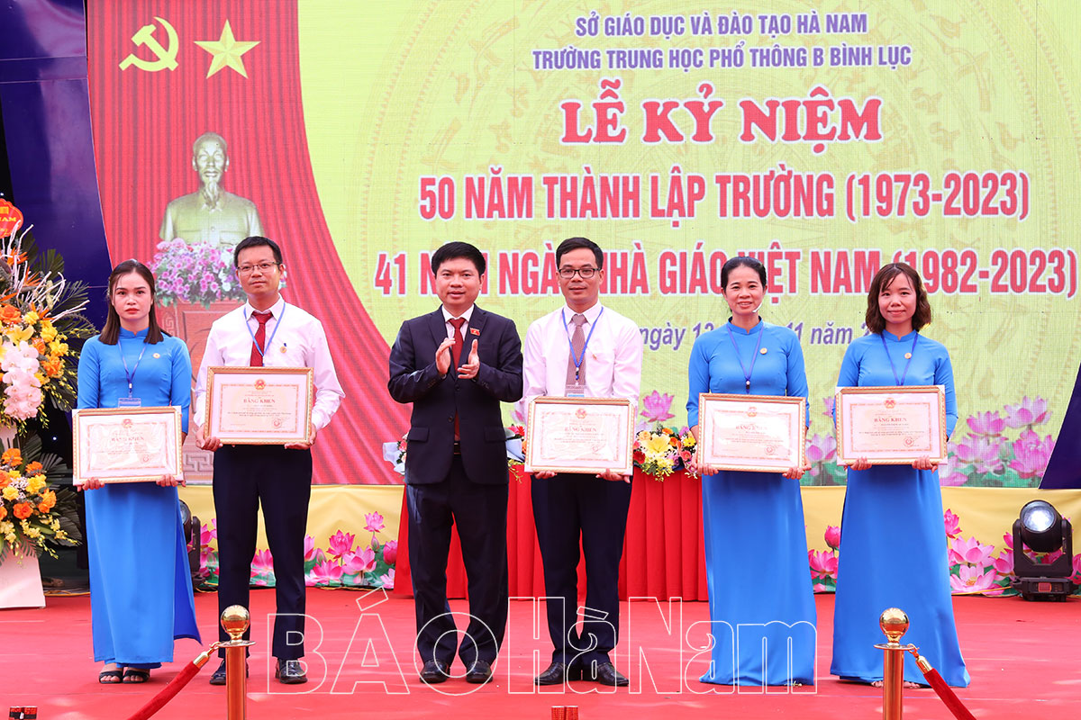 Chủ tịch UBND tỉnh Trương Quốc Huy dự Lễ kỷ niệm 50 năm ngày thành lập Trường THPT B Bình Lục