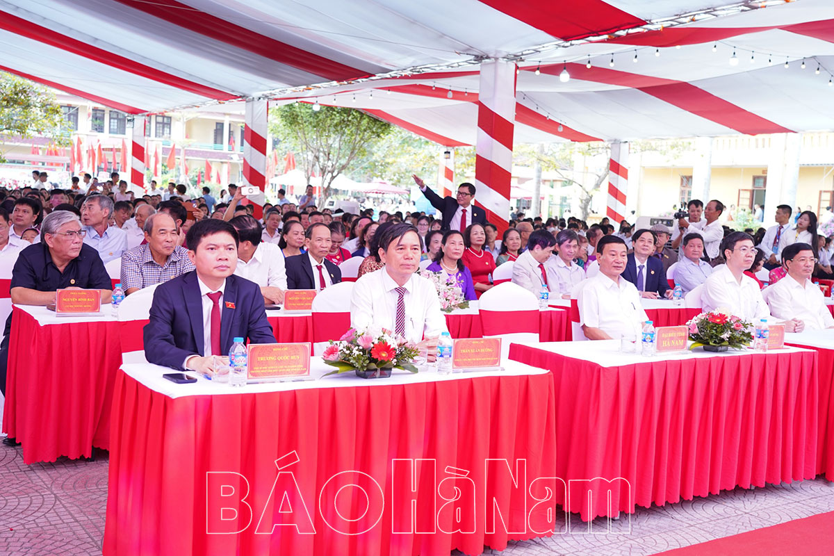 Chủ tịch UBND tỉnh Trương Quốc Huy dự Lễ kỷ niệm 50 năm ngày thành lập Trường THPT B Bình Lục