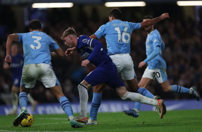 Man City hòa Chelsea trong trận đấu có tám bàn