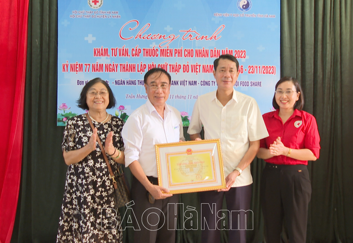 Khám tư vấn cấp thuốc miễn phí cho nhân dân xã Trần Hưng Đạo
