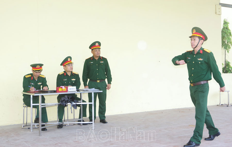 Bộ CHQS tỉnh kiểm tra điều lệnh đội ngũ sĩ quan quân nhân chuyên nghiệp năm 2023