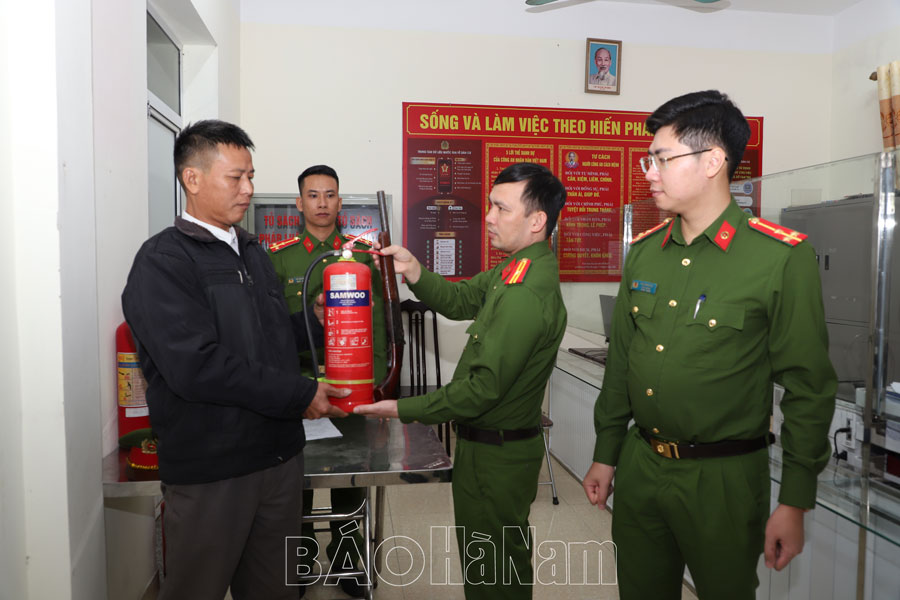 Hà Nam  Công an phường đổi vũ khí vật liệu nổ và công cụ hỗ trợ lấy bình chữa cháy