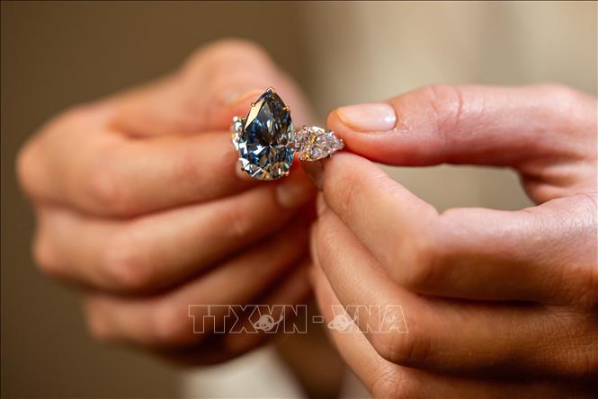 Viên kim cương xanh quý hiếm Bleu Royal được bán với giá hơn 40 triệu USD