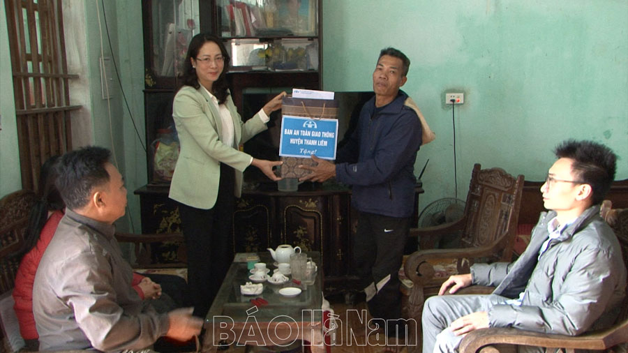 Thanh Liêm Thăm tặng quà nạn nhân bị tai nạn giao thông