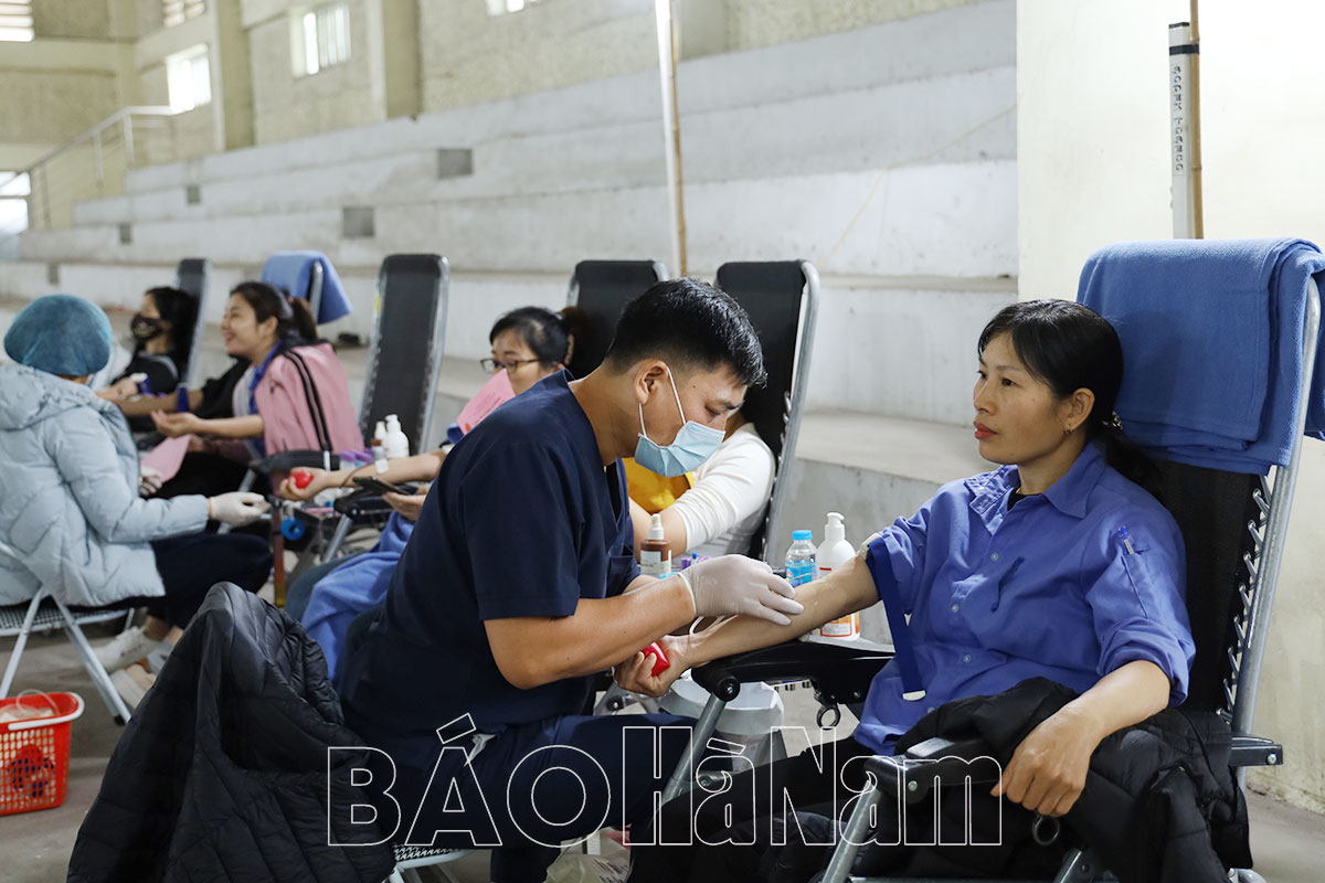 Gần 200 công nhân lao động tham gia hiến máu tình nguyện