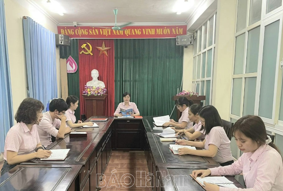 bộ Chi nhánh NHCSXH tỉnh Hà Nam học tập và làm theo gương Bác