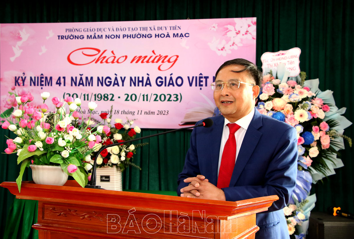 Đồng chí Nguyễn Đức Vượng Phó Chủ tịch UBND tỉnh chúc mừng 2011 trường Mầm non phường Hòa Mạc