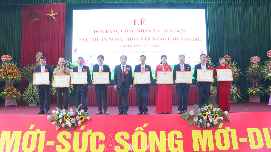 Liêm Sơn Đón bằng công nhận xã đạt chuẩn NTM nâng cao năm 2022