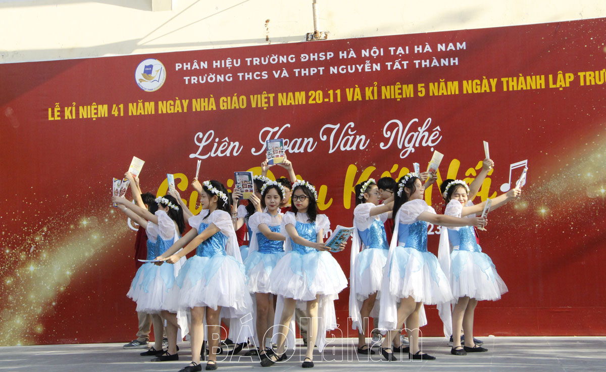 Trường THCS THPT Nguyễn Tất Thành kỉ niệm ngày Nhà giáo Việt Nam