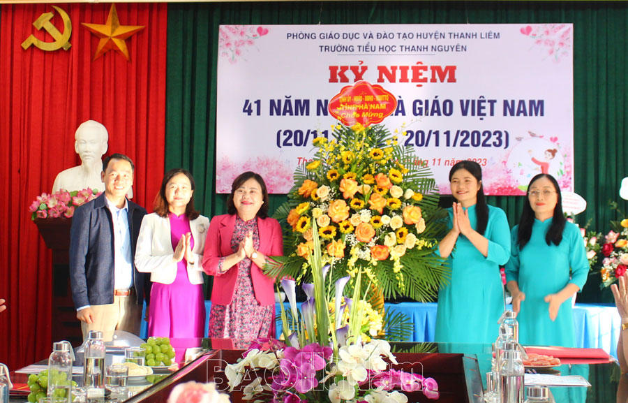 Các đồng chí lãnh đạo tỉnh chúc mừng ngày Nhà giáo Việt Nam