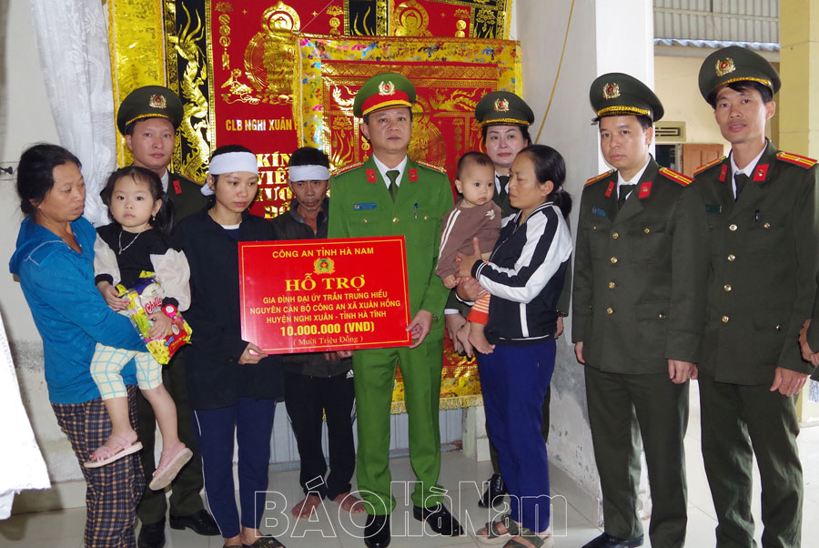 Công an tỉnh Hà Nam Thăm hỏi động viên gia đình cán bộ Công an tỉnh Hà Tĩnh hy sinh trong khi làm nhiệm vụ