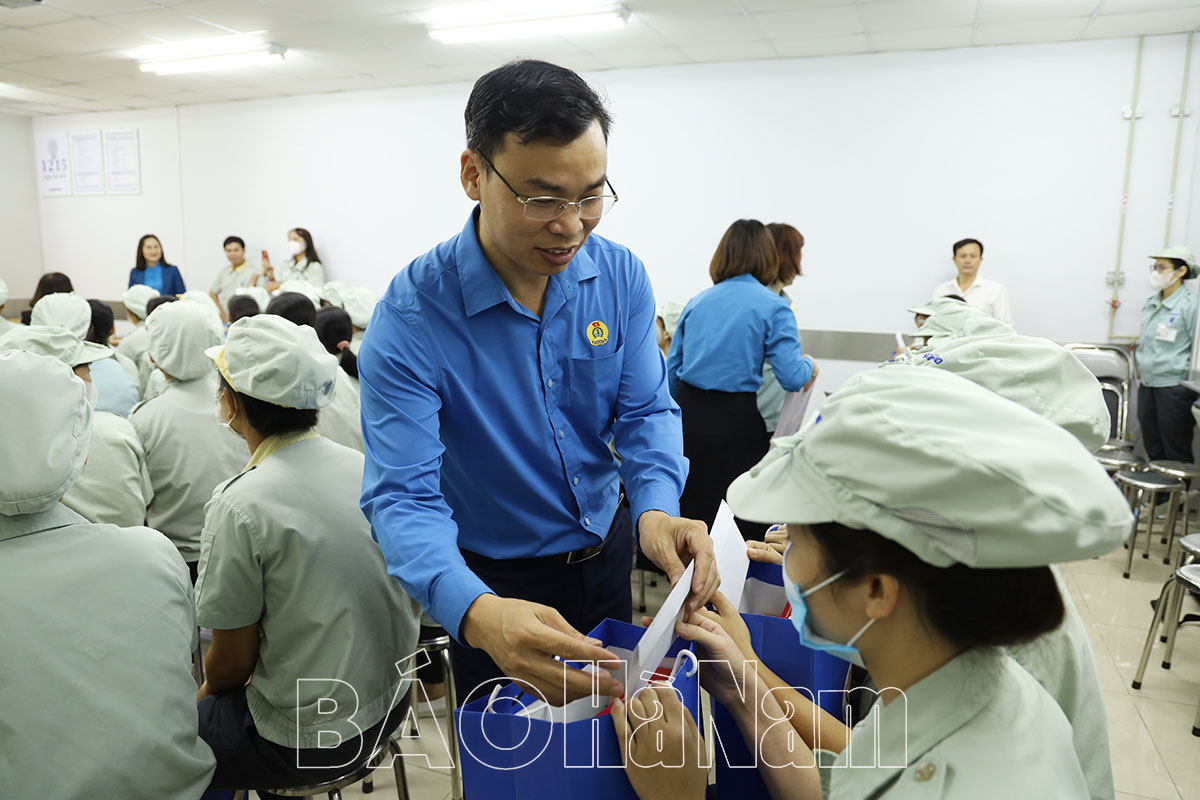 60 công nhân lao động Công ty TNHH Yokowo Việt Nam được nhận “món quà từ Đại hội”