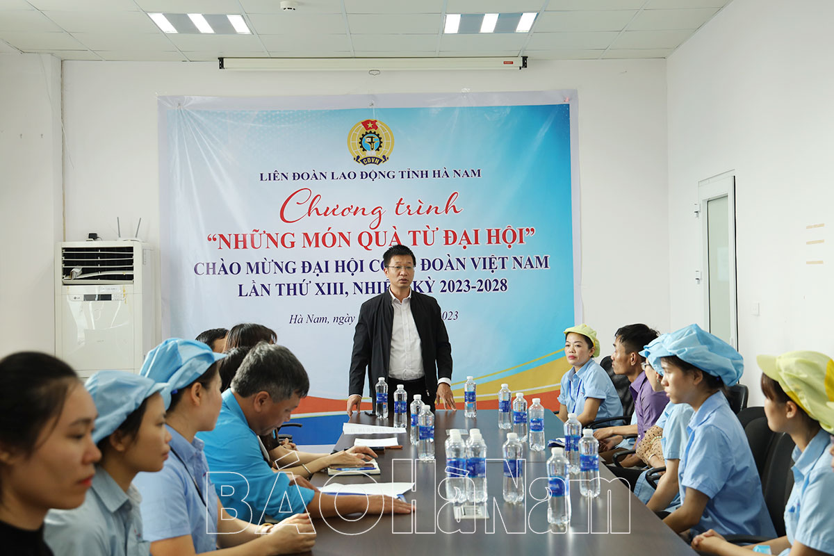 Liên đoàn Lao động tỉnh tặng quà cho công nhân lao động tại Thanh Liêm
