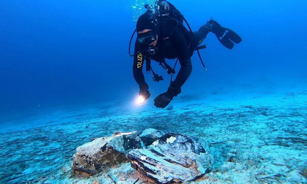 Khối hắc diện thạch 8 kg chìm dưới biển hơn 5000 năm