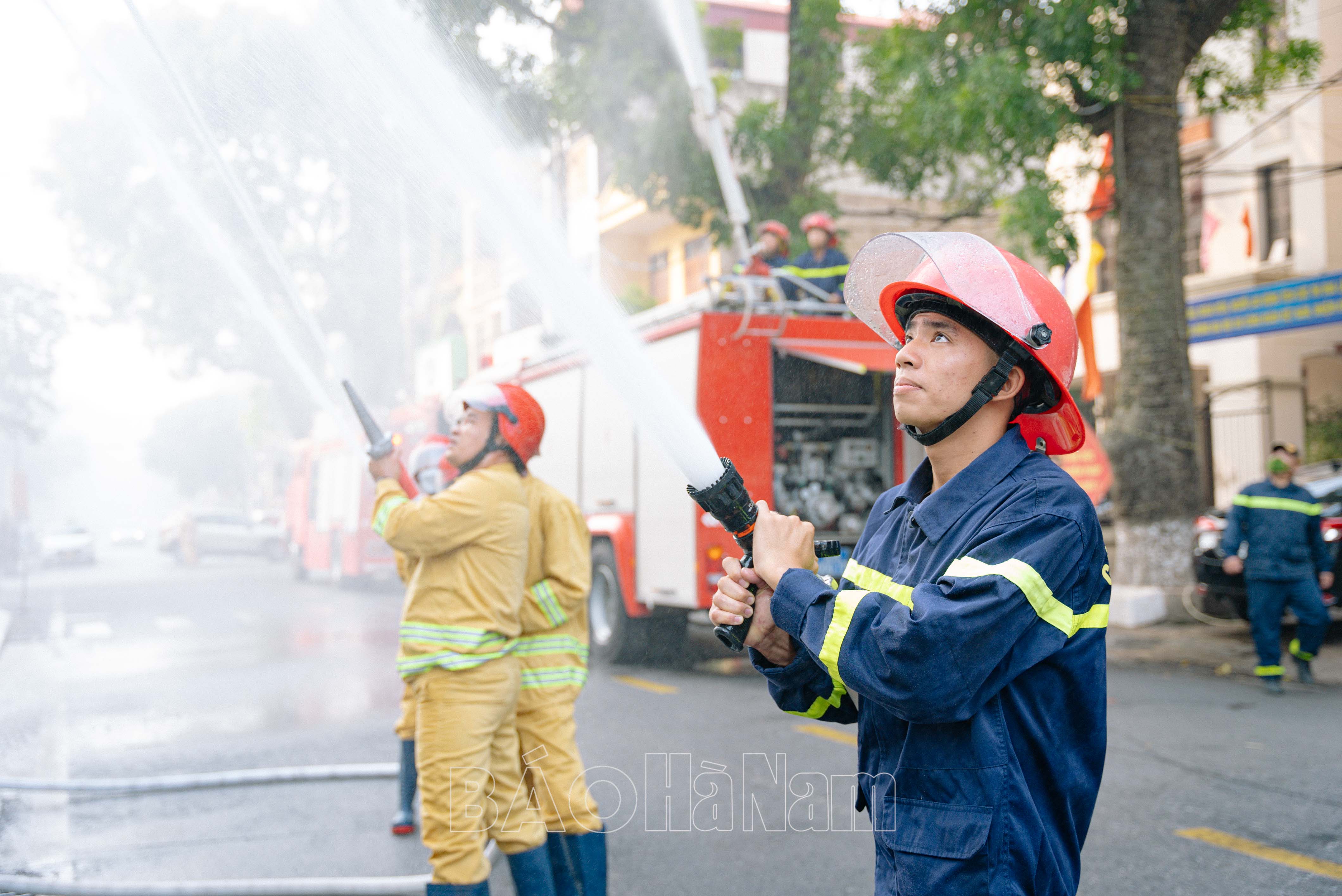 Diễn tập phương án chữa cháy và cứu nạn cứu hộ tại Trung tâm thương mại Vincom Plaza Phủ Lý