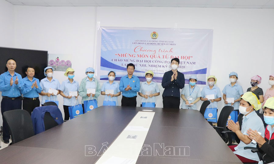 LĐLĐ tỉnh trao tặng 20 suất quà  cho công nhân lao động Công ty TNHH JY Hà Nam