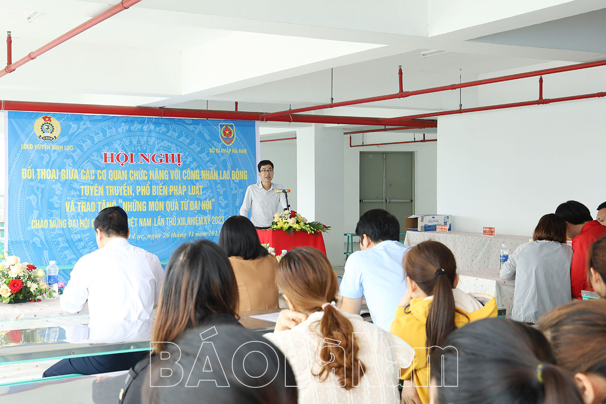 Đối thoại giữa các cơ quan chức năng của huyện Bình Lục với gần 200 công nhân lao động Công ty TNHH Giày Ngọc Hồng