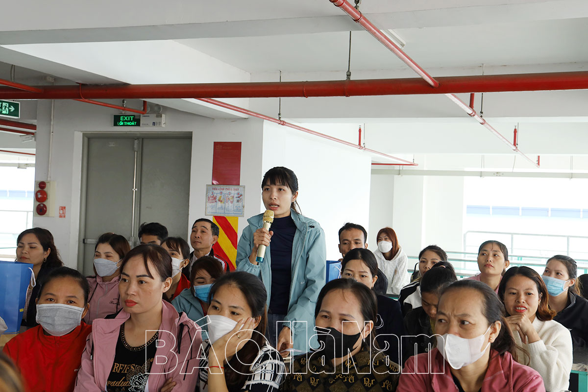 Đối thoại giữa các cơ quan chức năng của huyện Bình Lục với gần 200 công nhân lao động Công ty TNHH Giày Ngọc Hồng