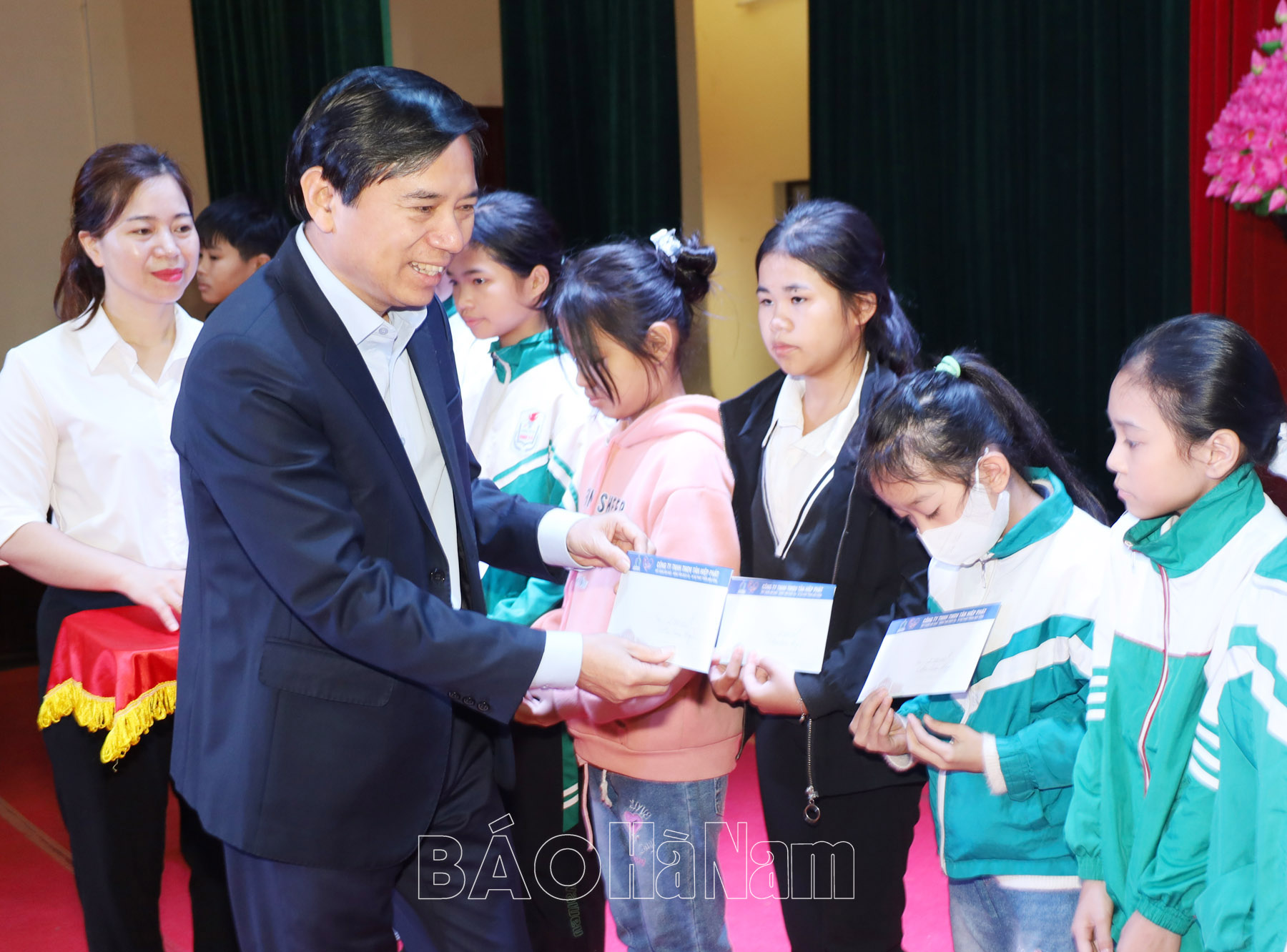 Hội Khuyến học tỉnh trao tặng học bổng cho học sinh vượt khó đạt thành tích học tập tốt