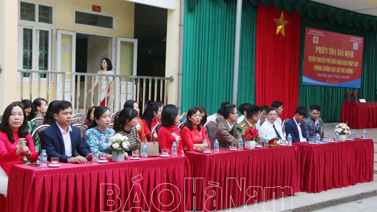 Tổ chức “Phiên tòa giả định” tuyên truyền pháp luật về phòng chống bạo lực học đường tại Trường THCS Trần Phú