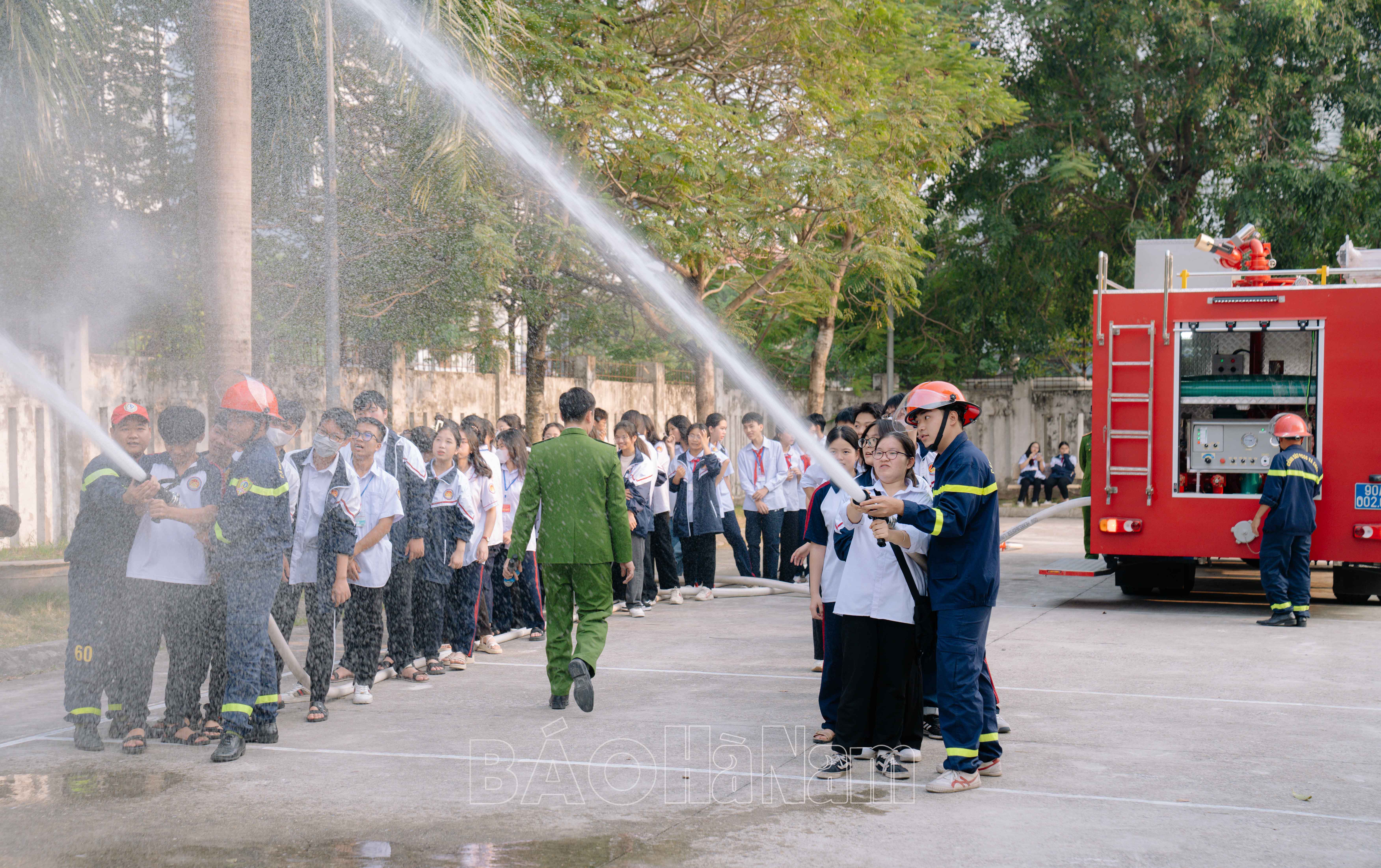 Học sinh THPT Chuyên Biên Hòa hào hứng trải nghiệm kỹ năng phòng cháy chữa cháy