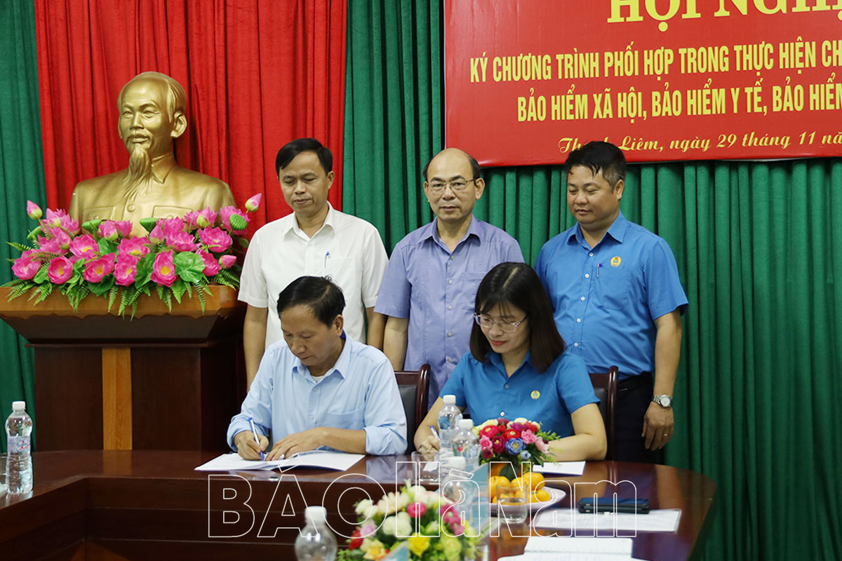Ký kết Chương trình phối hợp giữa BHXH và LĐLĐ huyện Thanh Liêm giai đoạn 20232028