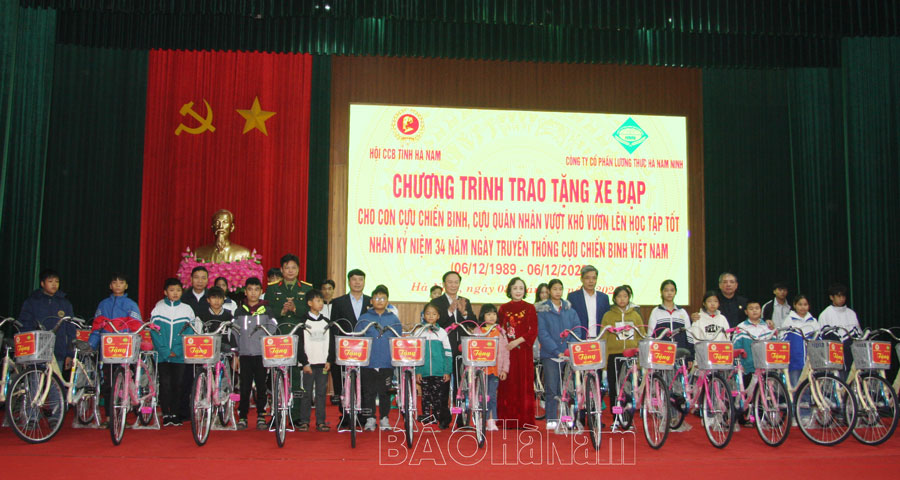 Hội Cựu chiến binh tỉnh trao tặng xe đạp cho các cháu học sinh con hội viên CCB CQN có hoàn cảnh khó khăn vươn lên học tập tốt