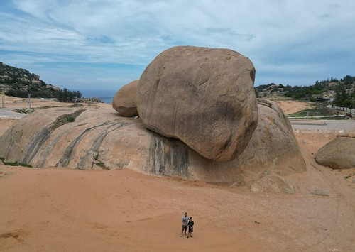 Tảng đá kỳ lạ ở sa mạc Sahara của Việt Nam nằm chênh vênh nhiều năm không đổ