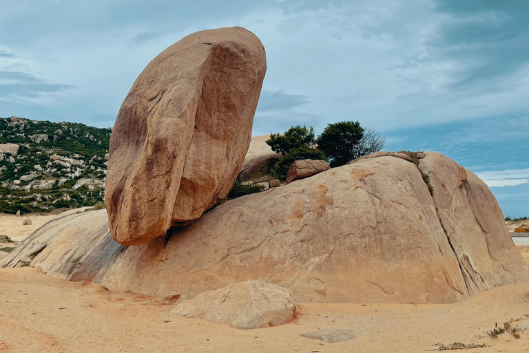 Tảng đá kỳ lạ ở sa mạc Sahara của Việt Nam nằm chênh vênh nhiều năm không đổ