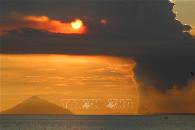 Núi lửa Anak Krakatau tại Indonesia phun tro bụi cao hơn 2000m