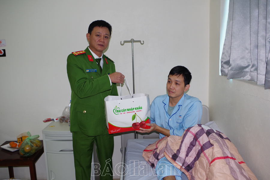 Đại tá Phạm Hùng Dương  Phó Giám đốc Công an tỉnh thăm hỏi động viên