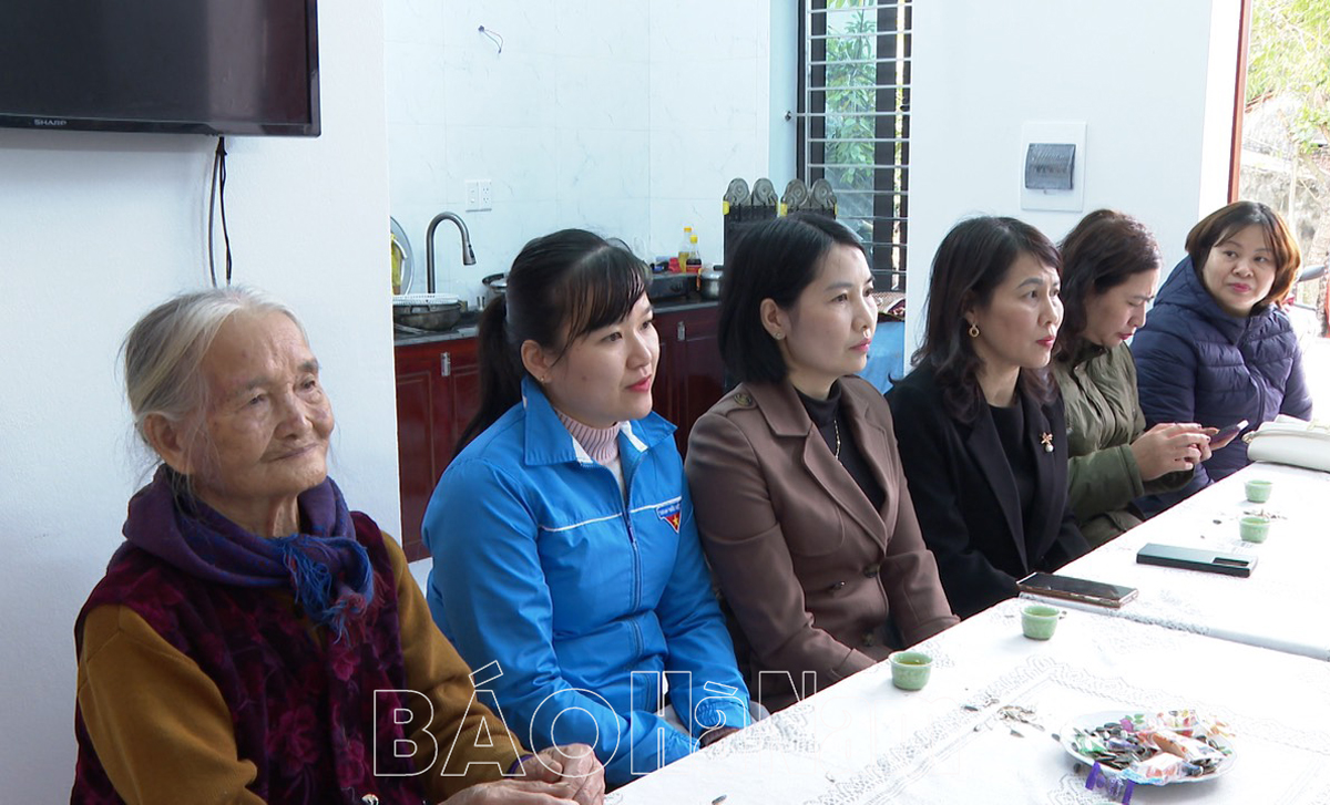 Trao tặng kinh phí hỗ trợ xây dựng nhà ở cho gia đình bà Lưu Thị Hới phường Lam Hạ thành phố Phủ Lý