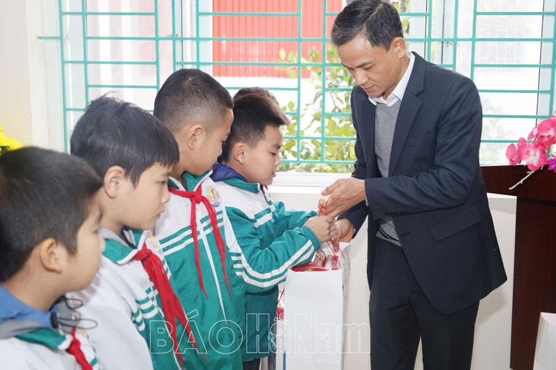 Trao tặng quà nhân dịp Tết Nguyên đán Giáp Thìn 2024 cho học sinh Trường Tiểu học Lê Hồ 