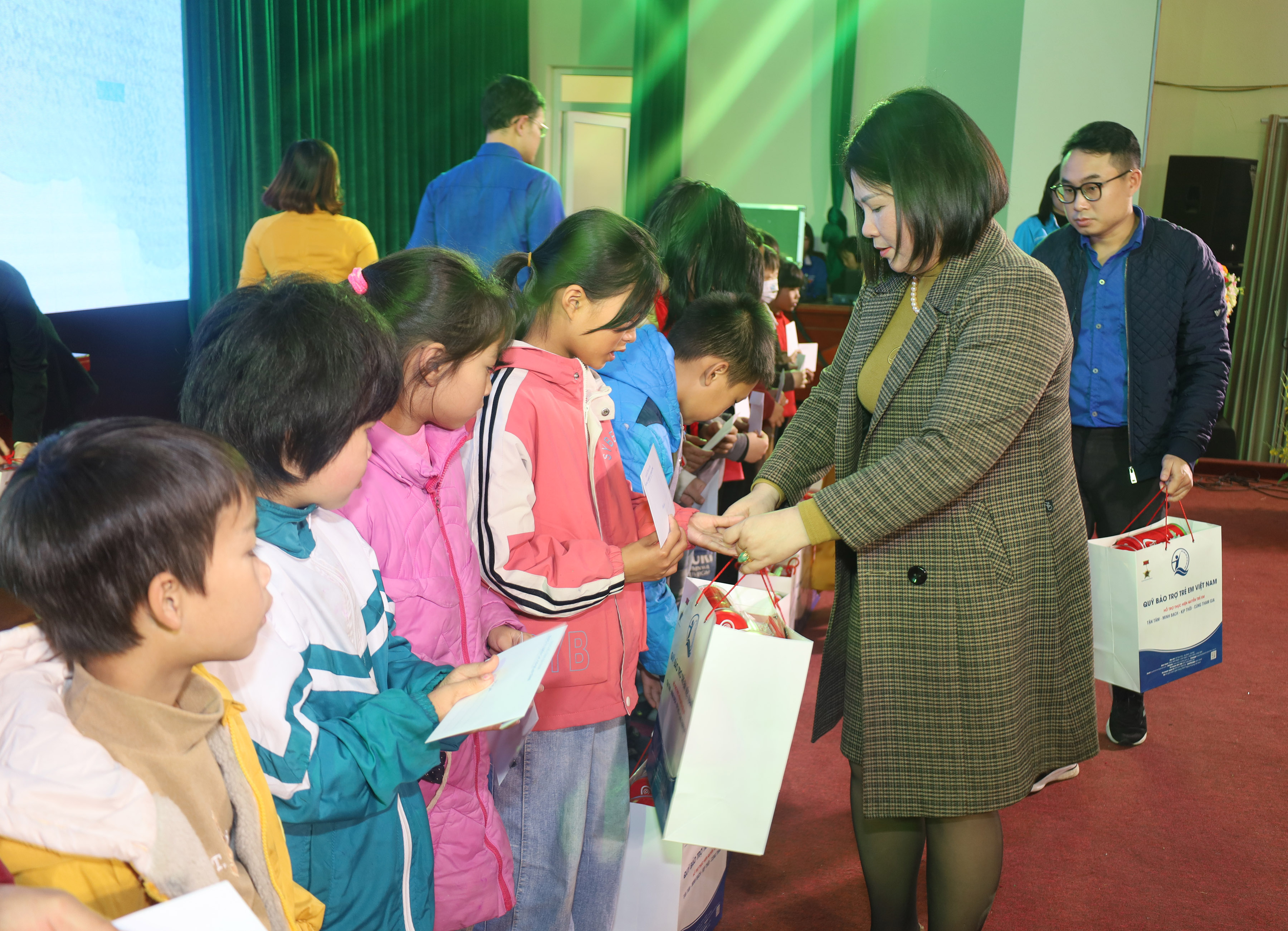 100 học sinh có hoàn cảnh khó khăn của Trường TH Lê Hồ và Trường TH La Sơn được tặng quà Tết