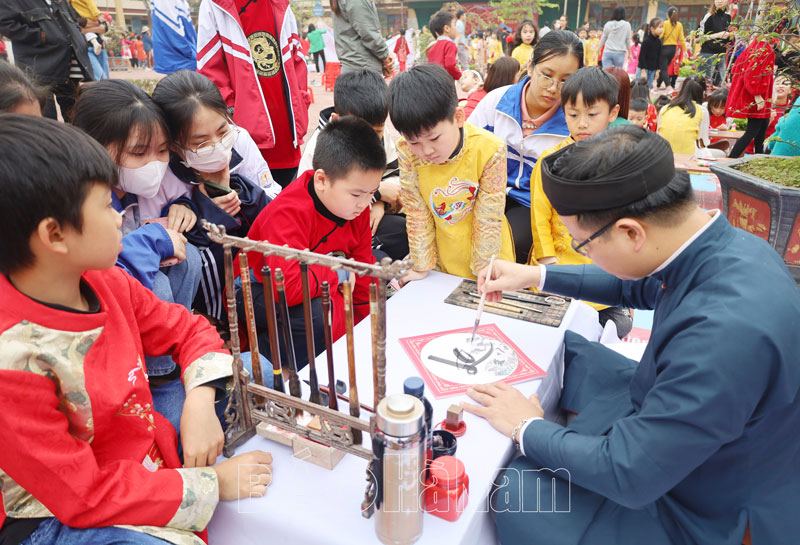 Sôi nổi Hội chợ Xuân 2024 tại Trường Tiểu học phường Hòa Mạc
