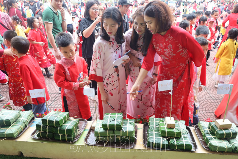Sôi nổi Hội chợ Xuân 2024 tại Trường Tiểu học phường Hòa Mạc