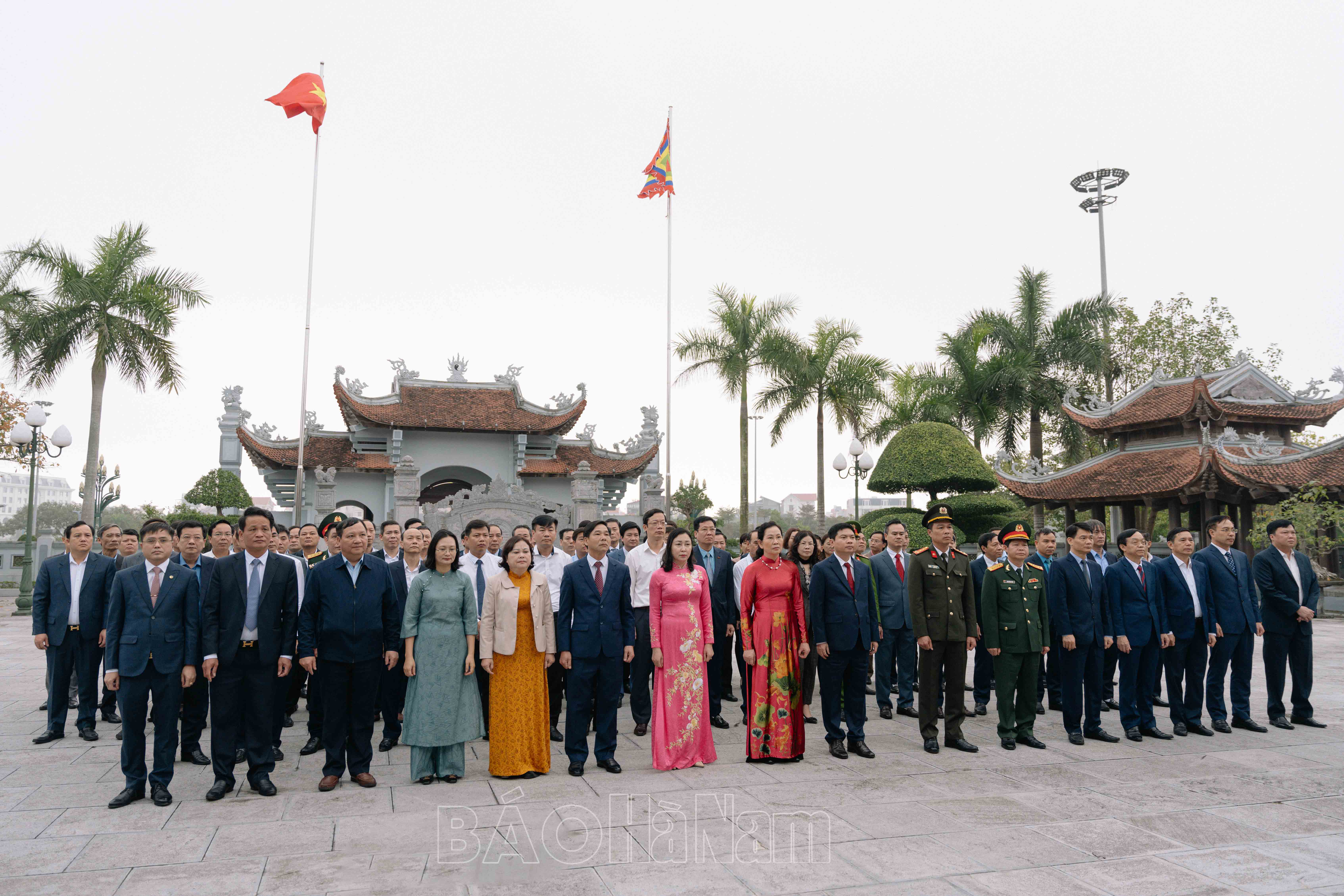 Lãnh đạo tỉnh Hà Nam dâng hương tưởng nhớ Chủ tịch Hồ Chí Minh và các Anh hùng liệt sỹ