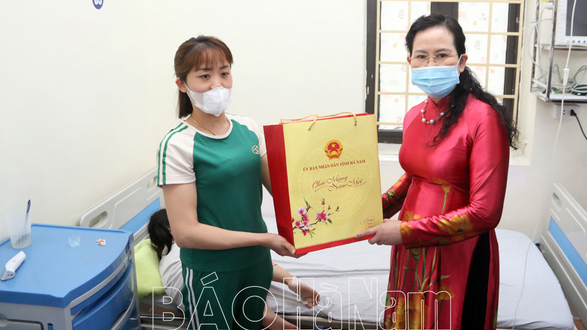 Đồng chí Bí thư Tỉnh ủy Lê Thị Thủy thăm và chúc Tết Công an tỉnh Bệnh viện Đa khoa tỉnh