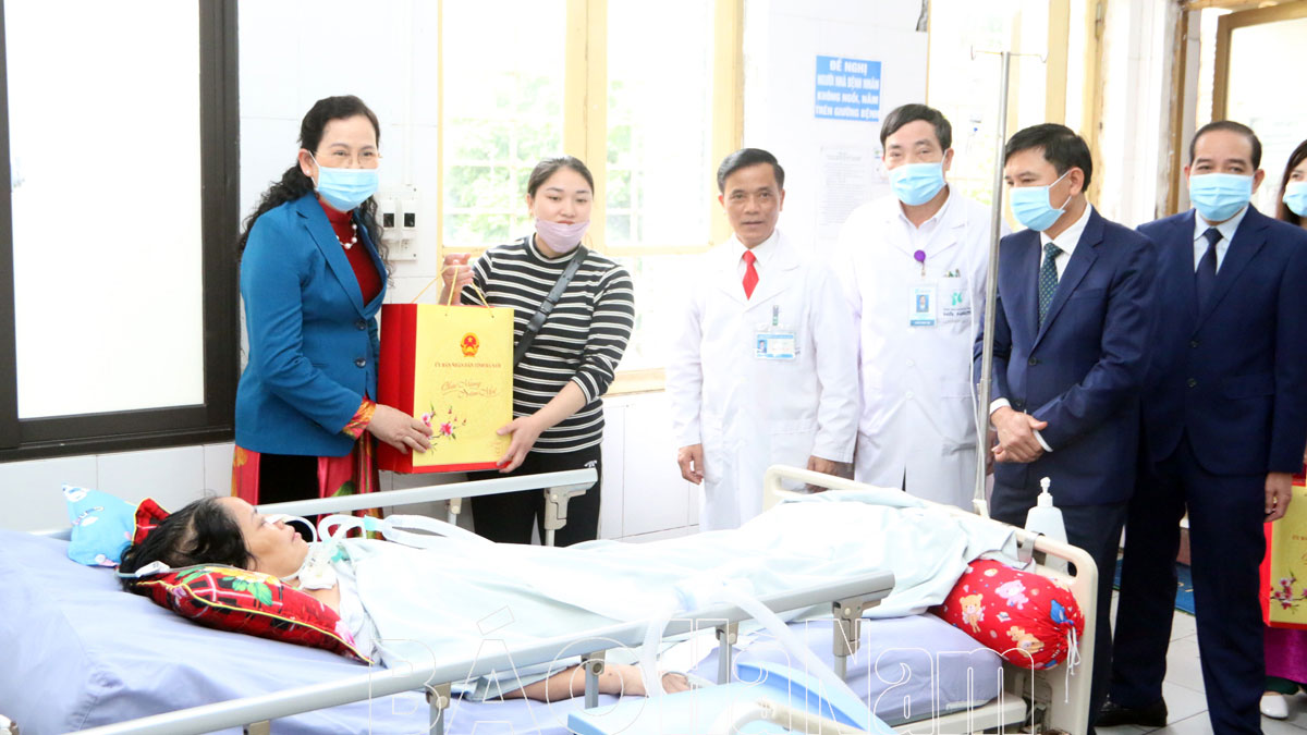 Đồng chí Bí thư Tỉnh ủy Lê Thị Thủy thăm và chúc Tết Công an tỉnh Bệnh viện Đa khoa tỉnh