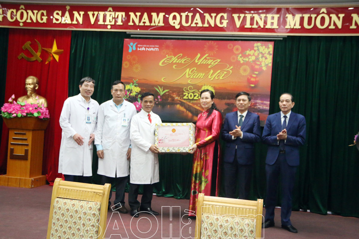 Đồng chí Bí thư Tỉnh ủy Lê Thị Thủy thăm chúc Tết Công an tỉnh Bệnh viện Đa khoa tỉnh
