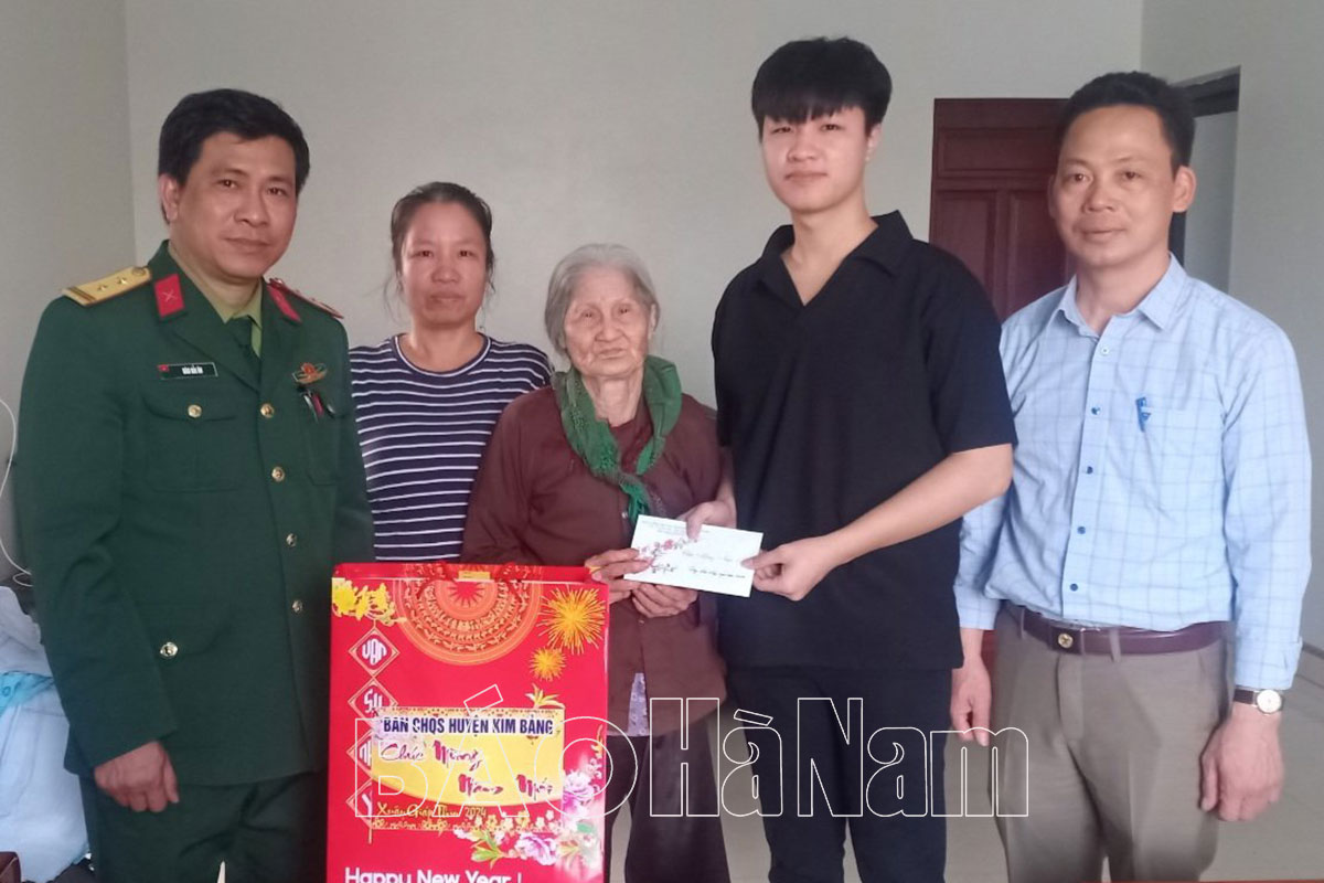 Ban CHQS huyện Kim Bảng tặng quà gia đình chính sách xã Thi Sơn