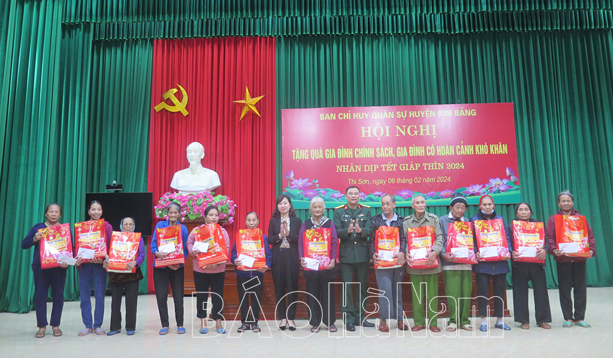 Ban CHQS huyện Kim Bảng tặng quà gia đình chính sách xã Thi Sơn