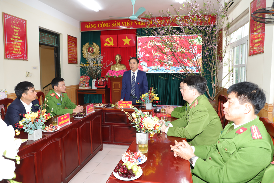 Phó Chủ tịch UBND tỉnh Trần Xuân Dưỡng thăm kiểm tra công tác ứng trực sẵn sàng chiến đấu của CBCS Phòng Cảnh sát PCCC và CNCH Công an Hà Nam