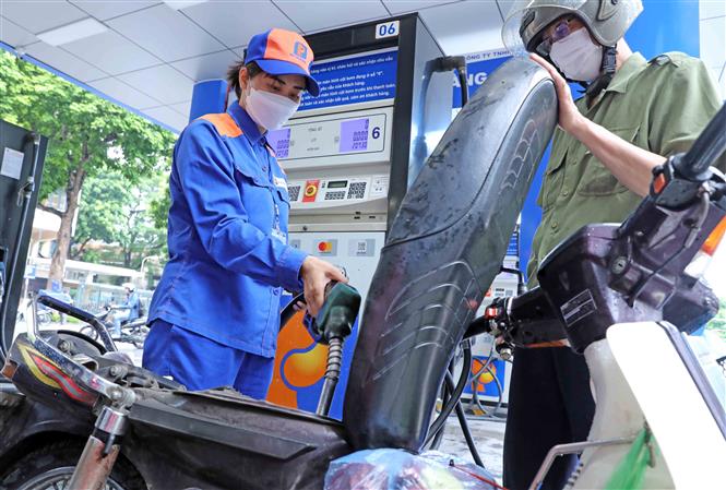 Giá xăng giảm tiếp hơn 600 đồnglít