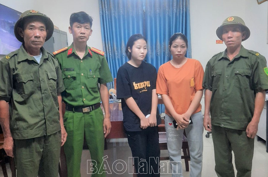 Công an xã và Lực lượng tham gia bảo vệ ANTT ở cơ sở xã Chân Lý kịp thời giúp đỡ cháu gái bị lạc về với gia đình