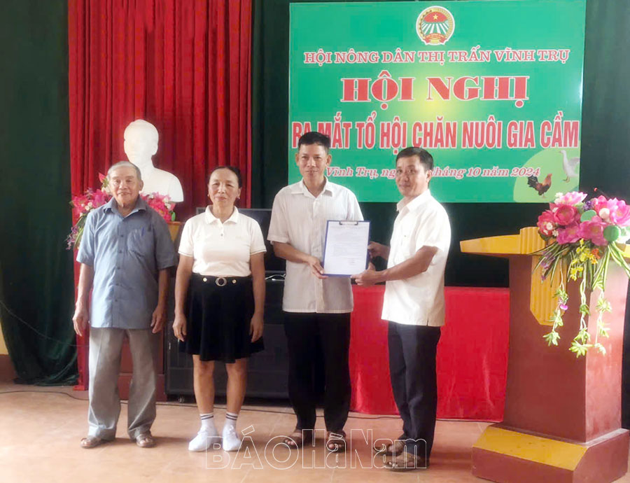 Ra mắt Tổ hội chăn nuôi gia cầm ở thị trấn Vĩnh Trụ