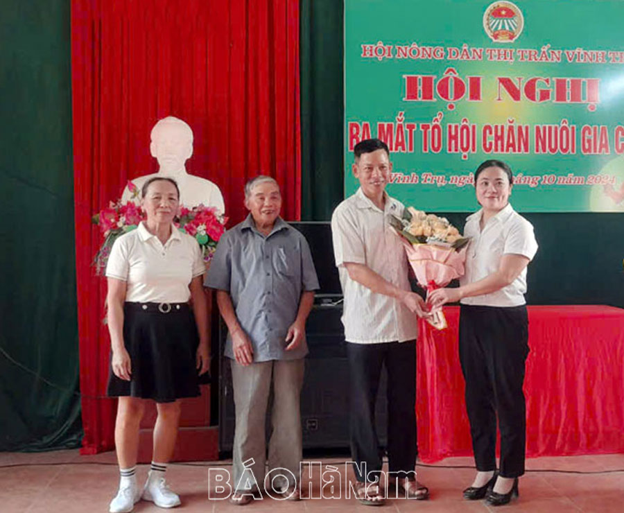 Ra mắt Tổ hội chăn nuôi gia cầm ở thị trấn Vĩnh Trụ