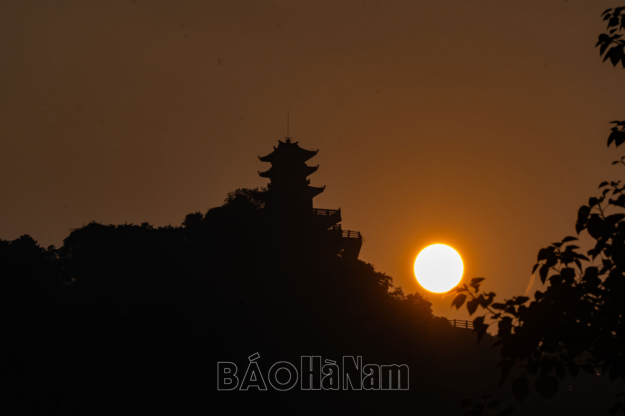 Hoàng hôn chiều Thu tại chùa Tam Chúc