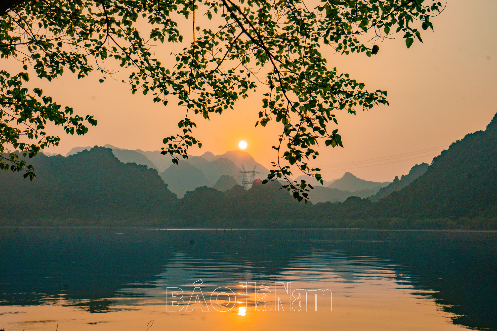 Hoàng hôn chiều Thu tại chùa Tam Chúc